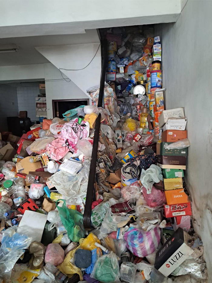 台南老夫妻愛囤物堆滿三層樓住家 上百志工合力清20噸垃圾