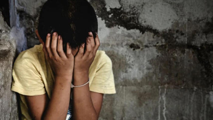 θεσσαλονίκη: συνελήφθη 12χρονος που κατηγορείται ότι βίασε 9χρονο αγόρι - χειροπέδες και στους γονείς του