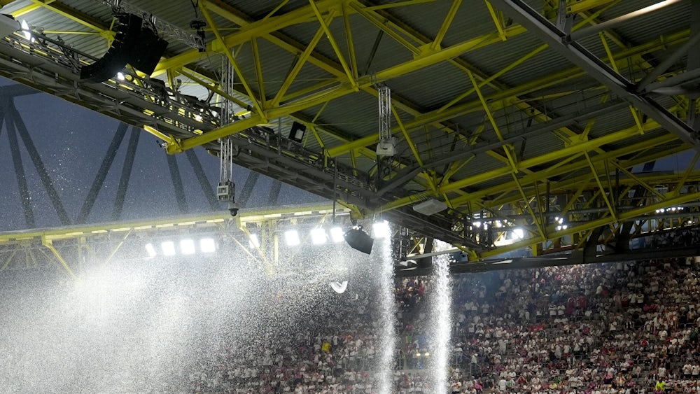 Fußball-EM: Achtelfinale In Dortmund: Vermummter Mann Unterm Stadiondach