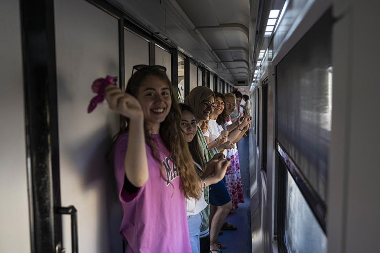 turistik tatvan treni'nin genç yolcuları seyahatlerini güzel anılarla tamamladı