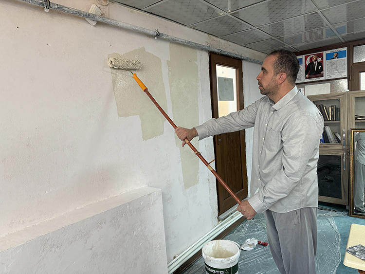 din görevlileri, caminin kur'an kursu verilecek bölümlerini onarıp boyadı