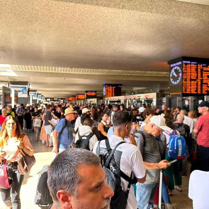 caos alla stazione termini per un guasto alla linea elettrica, treni in ritardo o cancellati 