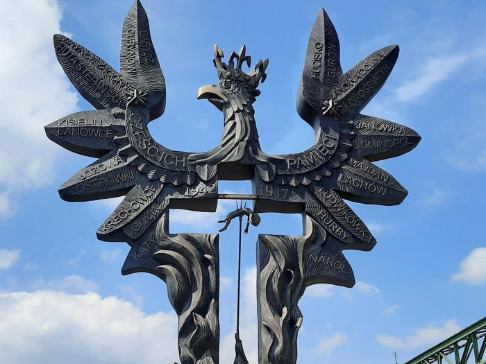 orzeł, krzyż i dziecko nabite na tryzub. pomnik „rzeź wołyńska” budzi kontrowersje