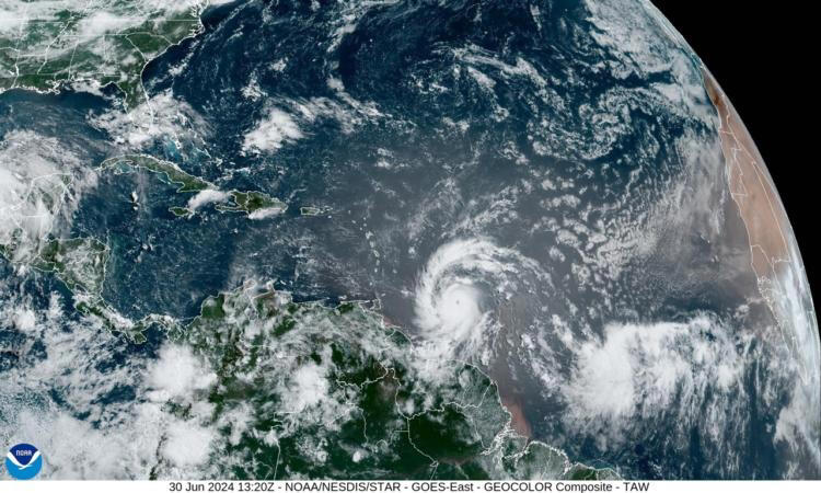 l’ouragan béryl, qualifié de « très dangereux », atteint la catégorie 3 et fait frémir les antilles