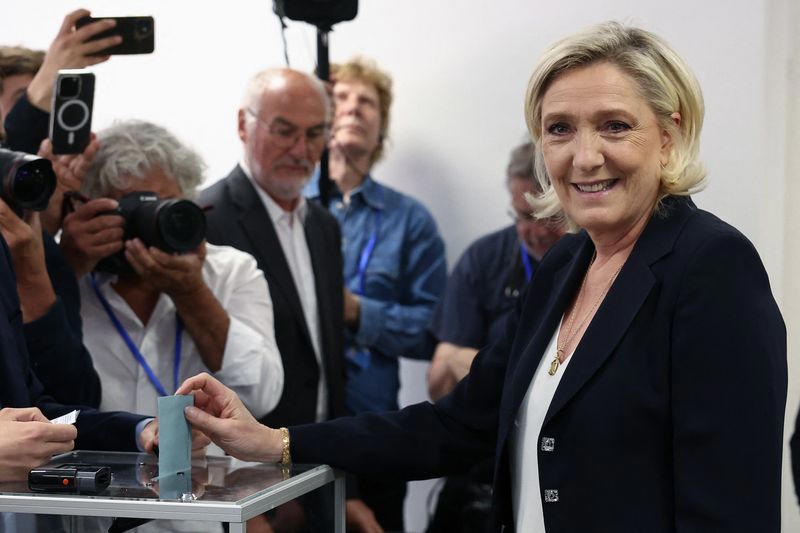 extrema derecha gana elección en francia, según sondeos a boca de urna; comienzan negociaciones para balotaje