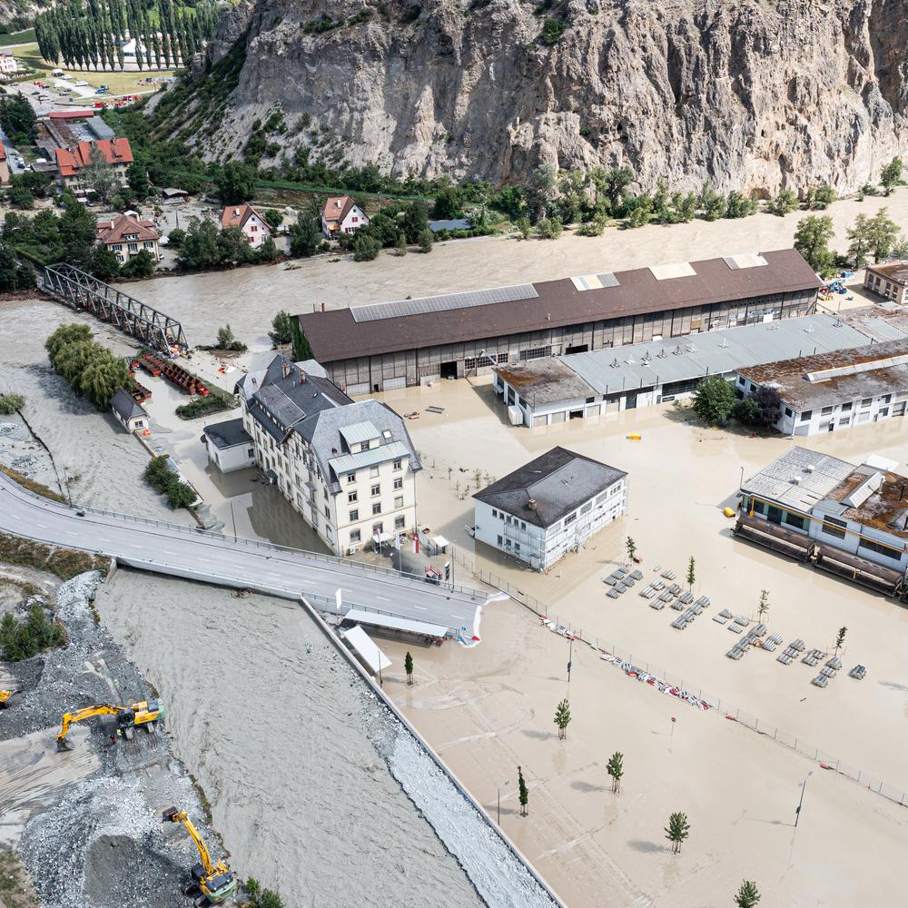 Unwetter In Der Schweiz: Zwei Tote Und Ein Vermisster Nach Erdrutsch In ...