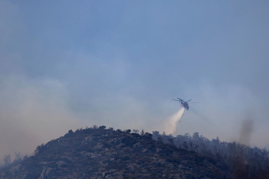 skogsbränder fortsätter härja i grekland