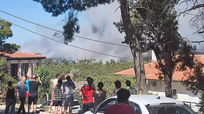 σταμάτα διονύσου: «επικίνδυνη πυρκαγιά», κοντά σε σπίτια – μηνύματα από το 112
