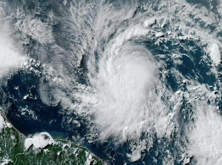 beryl se transforma em furacão 'muito perigoso' de categoria 3 no caribe