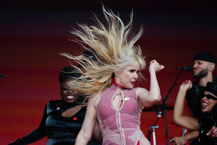 paloma faith gives relationship advice to men in glastonbury crowd