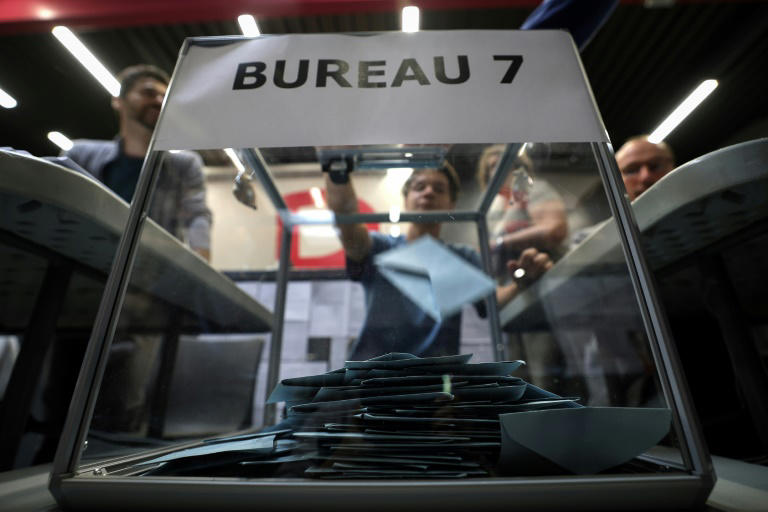 les français votent massivement pour des législatives historiques