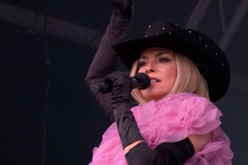 shania twain's glastonbury set leaves fans complaining she's 'been thrown under the bus'