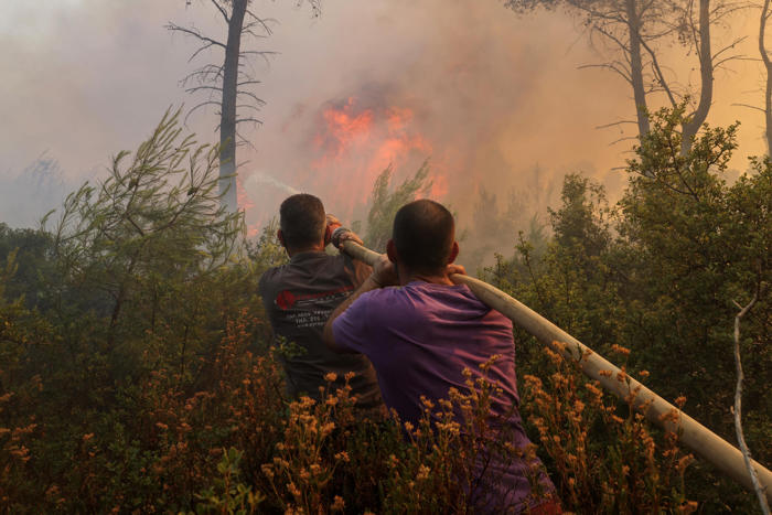 grèce : la région d’athènes en proie à deux gros incendies