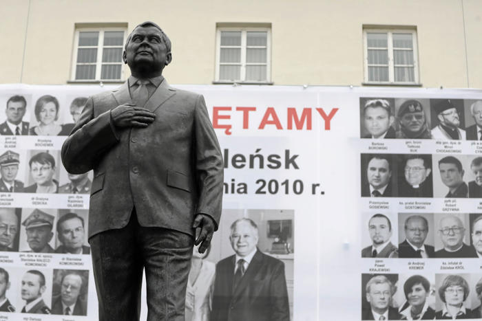 były prezydent o pomnikach lecha kaczyńskiego: 