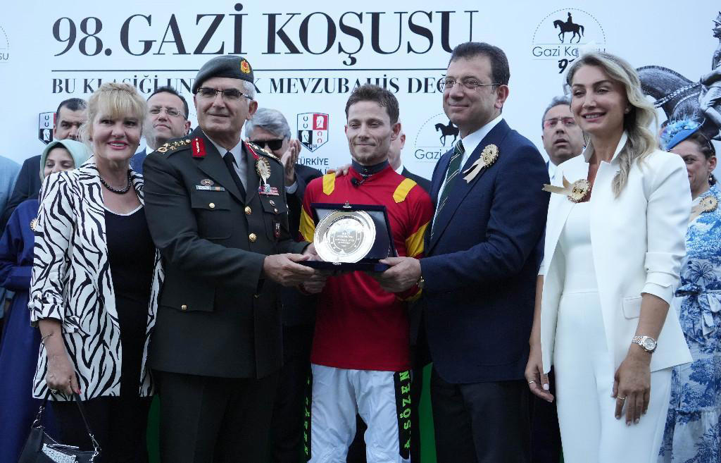 98. gazi koşusu'nda arda güler detayı! türk at yarışçılığının derbisinde zafer jokeyliğini akın sözen'in yaptığı dragon flamein