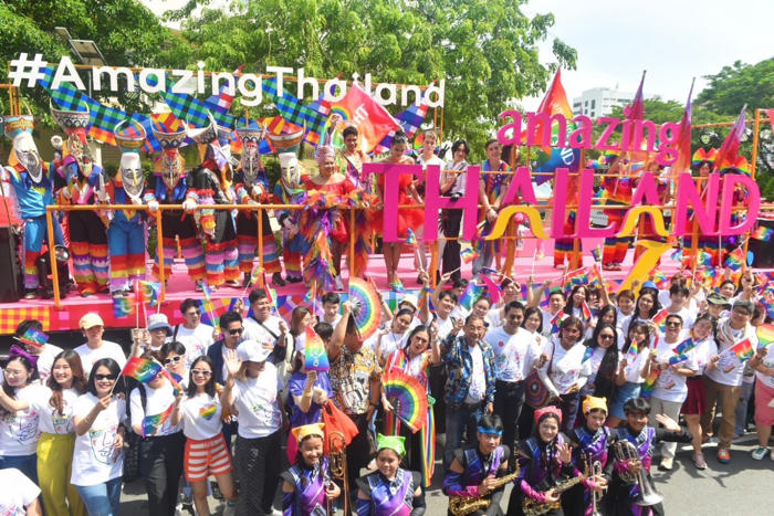 ชมภาพขบวน ‘love pride parade 2024’ สุดยิ่งใหญ่! ยาวสุดในเอเชียกว่า 6 กิโลเมตร