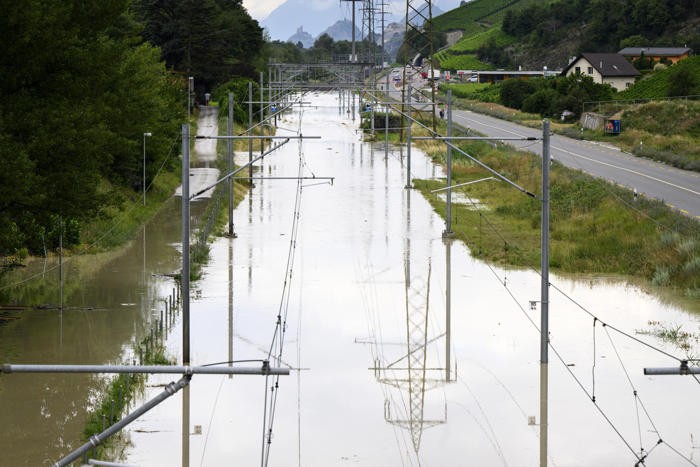 las tormentas desbordan el ródano y otros ríos en suiza, donde hay varios desaparecidos