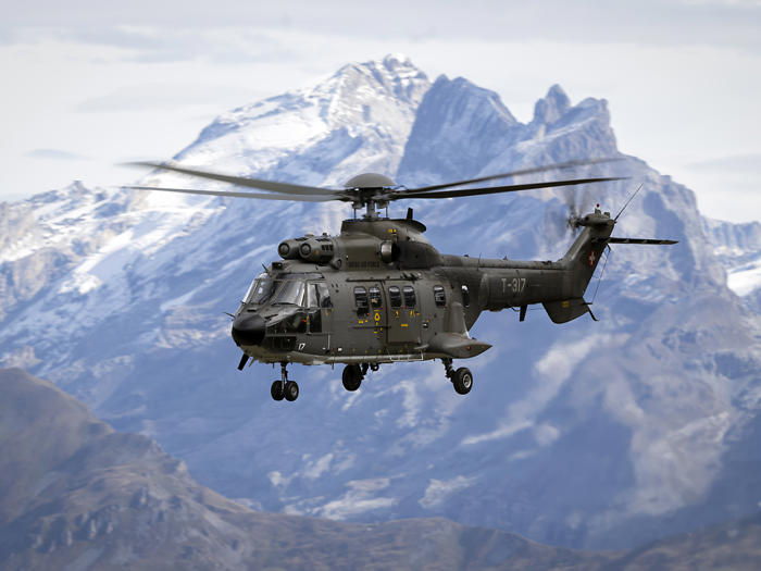 armee hilft mit super-puma-helikoptern in den unwettergebieten