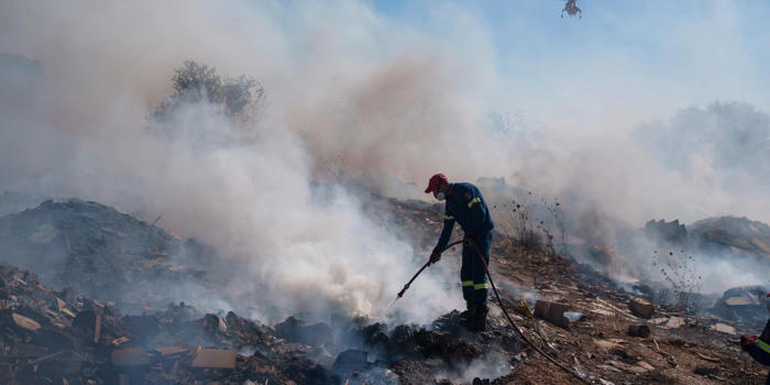 grekland kämpar mot skogsbränder – kan bli värre