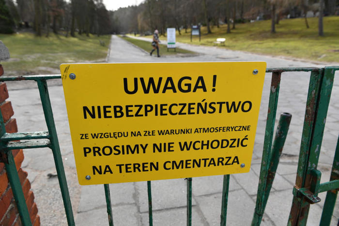 gdańsk: z powodu silnego wiatru zamknięte zostaną cmentarze, park oliwski i zoo