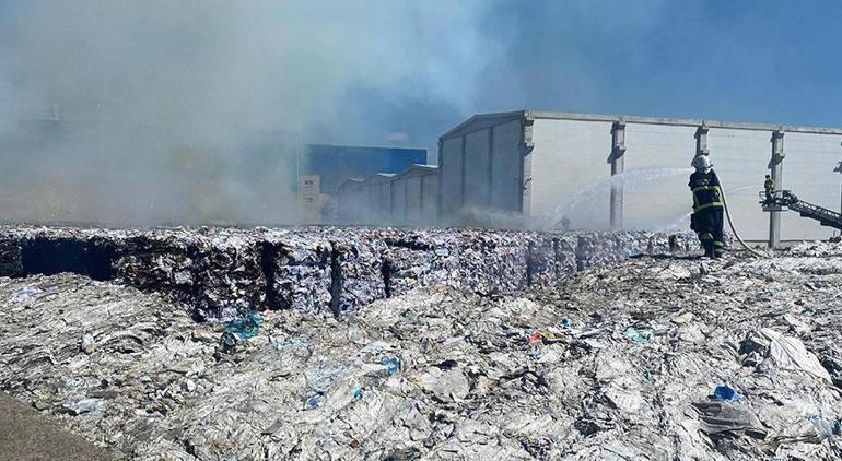 zonguldak'ta yangın paniği! kağıt fabrikasındaki karton ve kağıtlar yandı