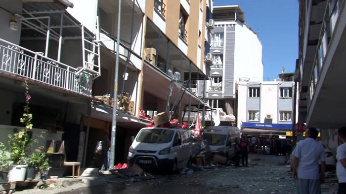 i̇zmir'de bir binada doğal gaz patlaması! 4 can kaybı 20 yaralı