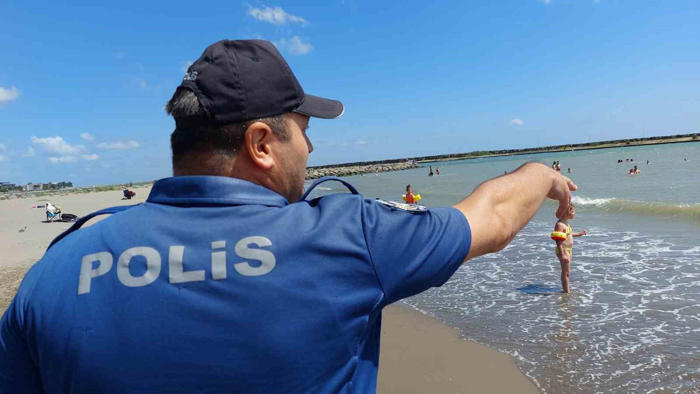 samsun’da polis boğulmalara karşı sahillerde uyarıda bulunuyor