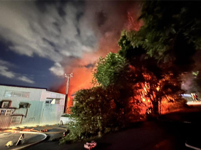 五股工廠全面燃燒 500坪廠房付之一炬