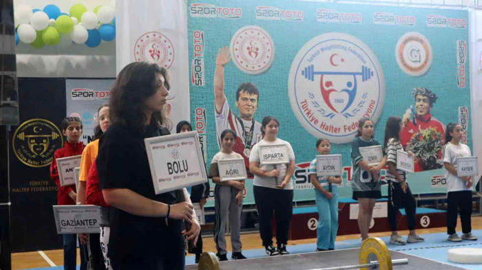 halter şampiyonası türkiye’de ilk defa bir ilçede gerçekleştirildi