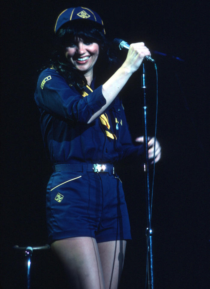 10 photos that capture the eternally inspiring '70s style of linda ronstadt
