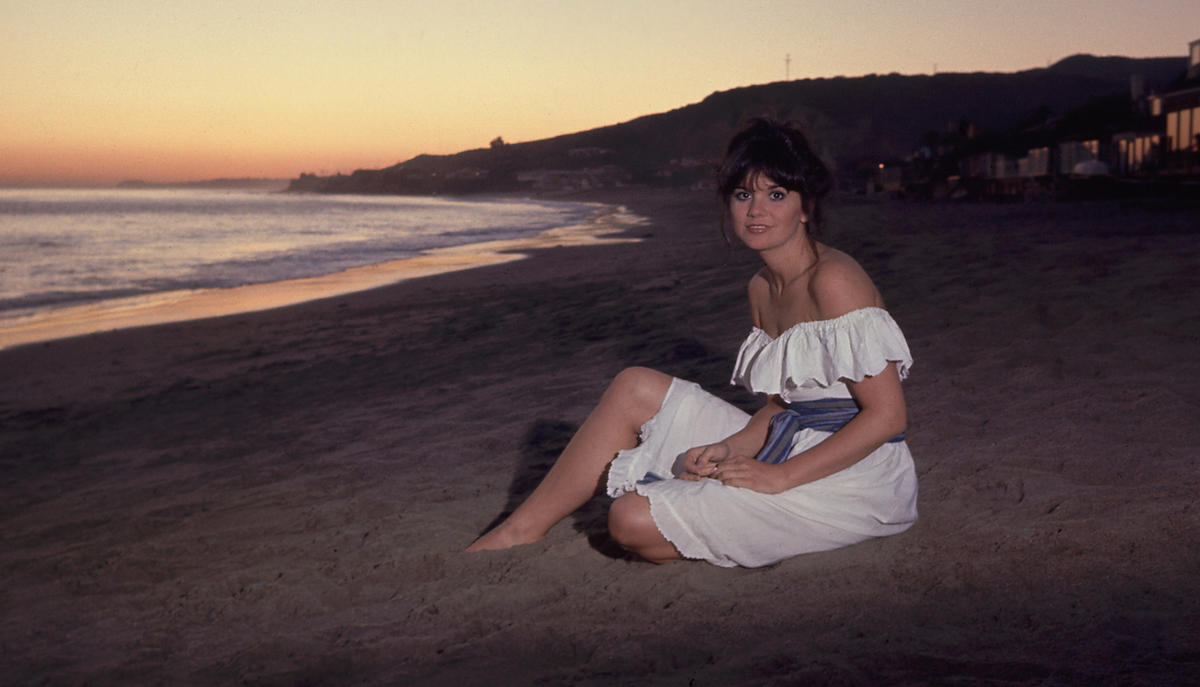 10 photos that capture the eternally inspiring '70s style of linda ronstadt