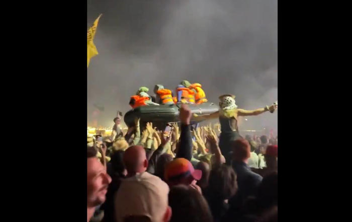 banksy fez ação de protesto com barco de borracha em pleno concerto dos idles no festival de glastonbury