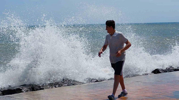 samsun’da polis boğulmalara karşı sahillerde uyarıda bulunuyor