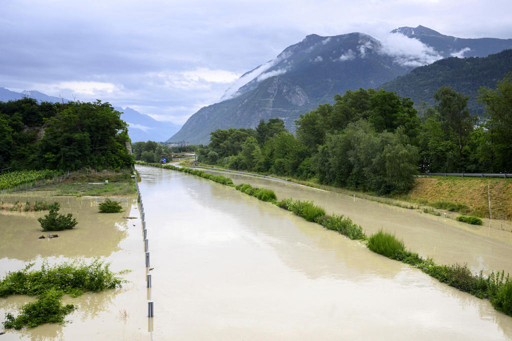 flera döda i schweiz och frankrike efter stormar