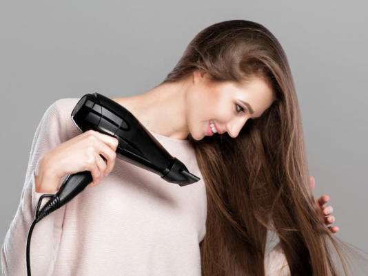 ドライヤーの使い方が肝！ 美容院帰りの美髪を自宅で再現する「正しい髪の乾かし方」