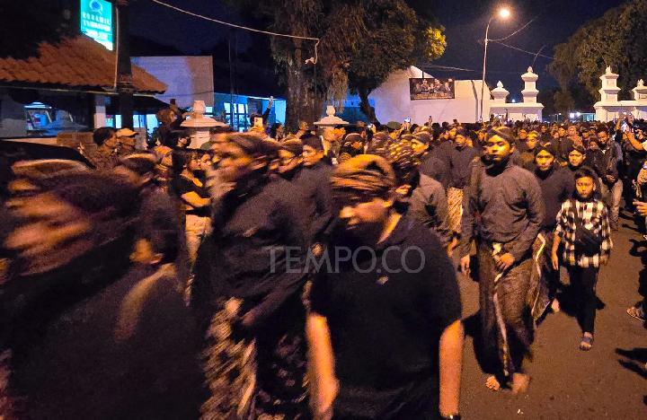 Momen Ribuan Orang Hadiri Mubeng Beteng Keraton Yogyakarta Di Malam 1 Suro