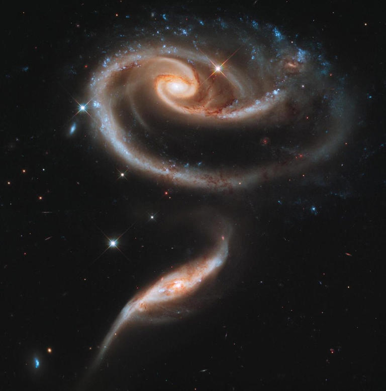 The way these two galaxies are aligned make them look like a rose. (Photo: NASA)
