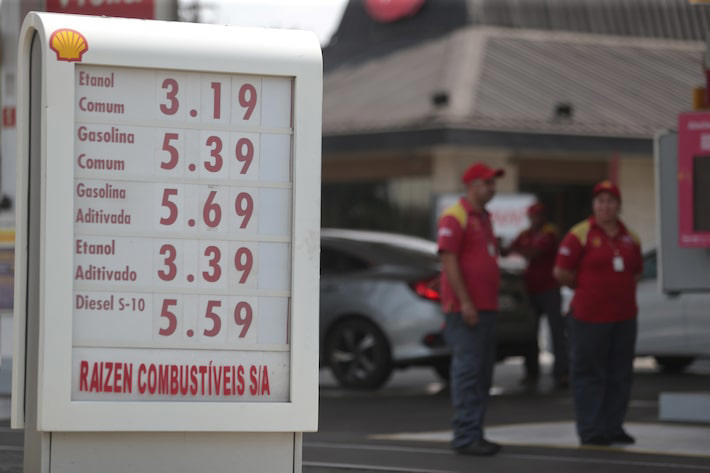 Preço do litro da gasolina deverá subir em R$ 0,20 para as distribuidoras nesta terça-feira Foto: Felipe Rau/Estadão