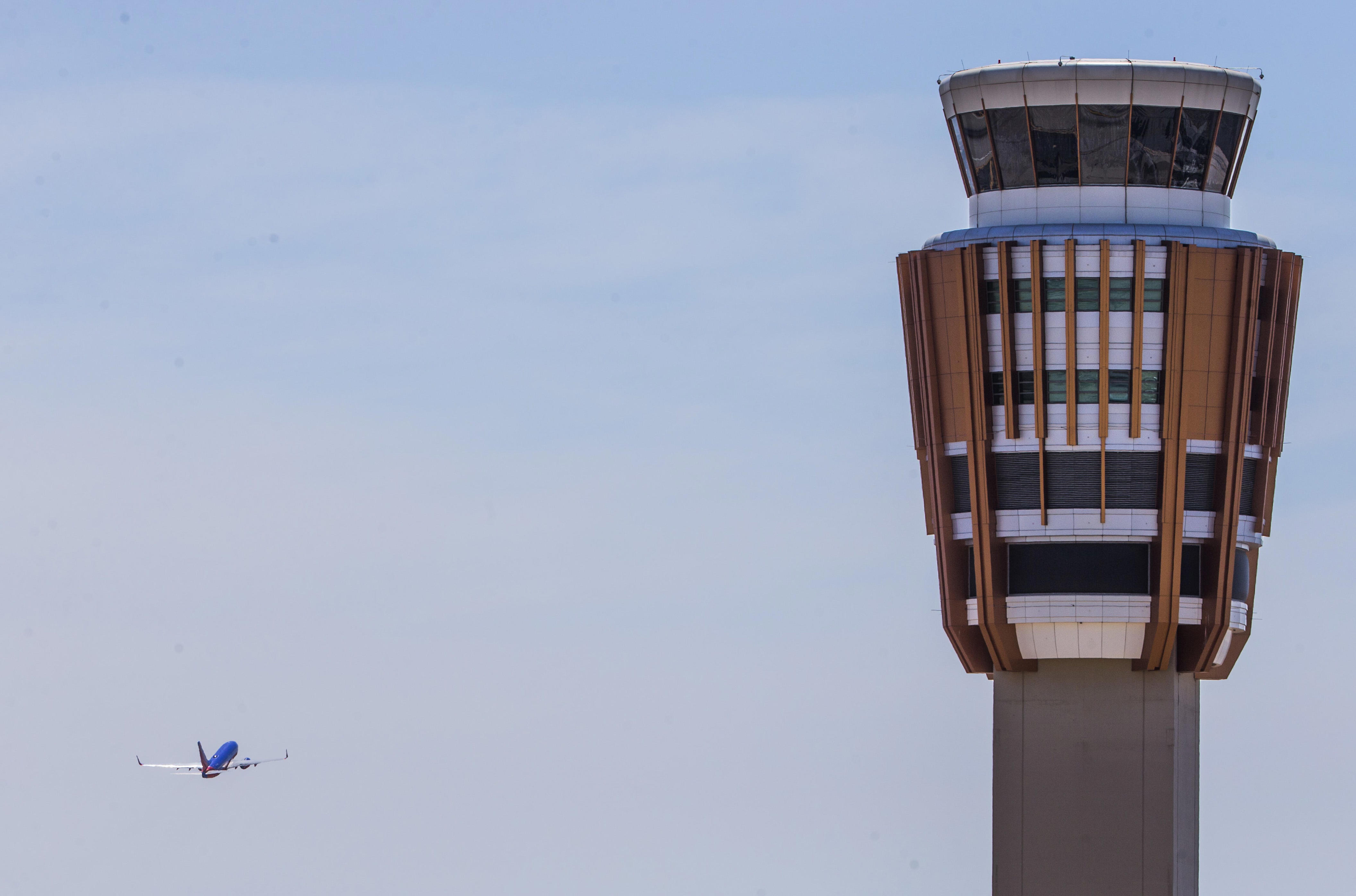 Nearly 300 Phoenix flights delayed, canceled after ground stop