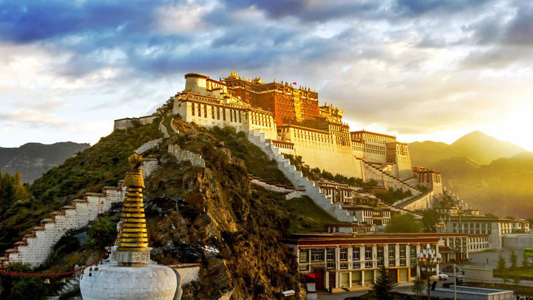See China's iconic landmarks visa-free with these deals.