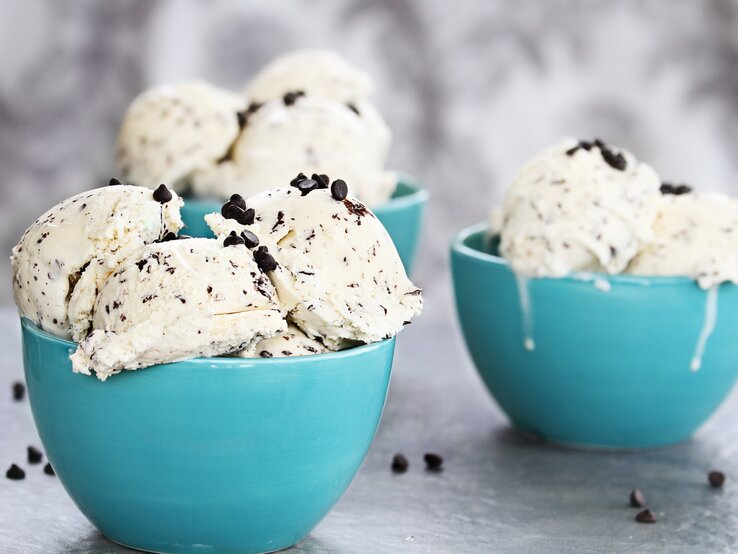 Cremiges Stracciatella-Eis: So klappt&amp;#39;s auch ohne Eismaschine