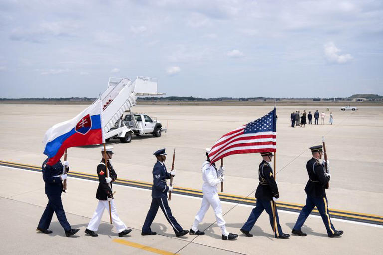 Un picchetto d'onore porta le bandiere statunitense e slovacca sul tarmac dell'aeroporto di Washington per l'arrivo del presidente slovacco Peter Pellegrini (8 luglio 2024) AP Photo/Mark Schiefelbein