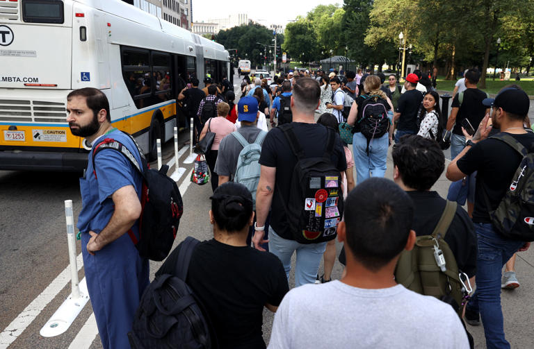 Red Line to be free between 3 p.m. and 7 p.m. after derailment disrupts ...