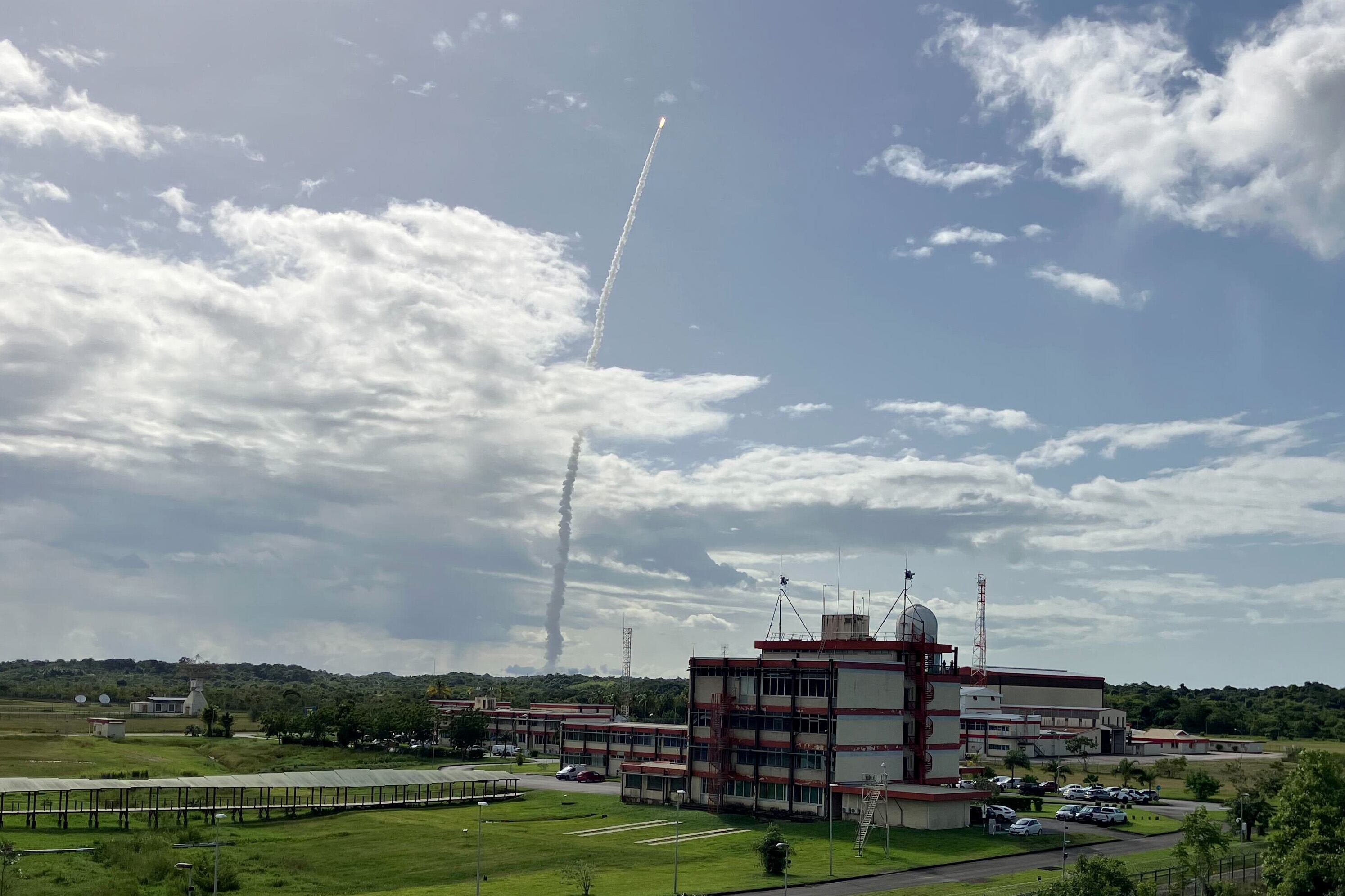 El Cohete Ariane 6 Despega Con éxito En Su Vuelo Inaugural Y Devuelve A ...