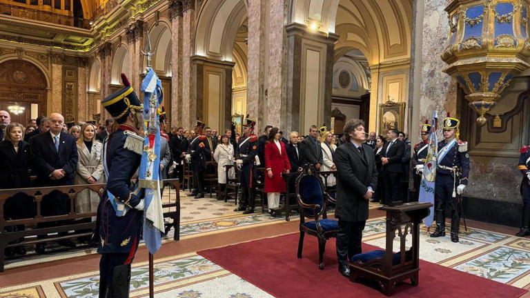 Javier Milei escuchó la misa por el Día de la Independencia del arzobispo porteño Jorge García Cuerva.