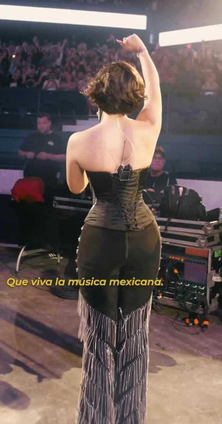 Ángela Aguilar presume sus polémicas caderas, mientras Belinda se luce en short cachetero. FOTO: CAPTURA DE VIDEO