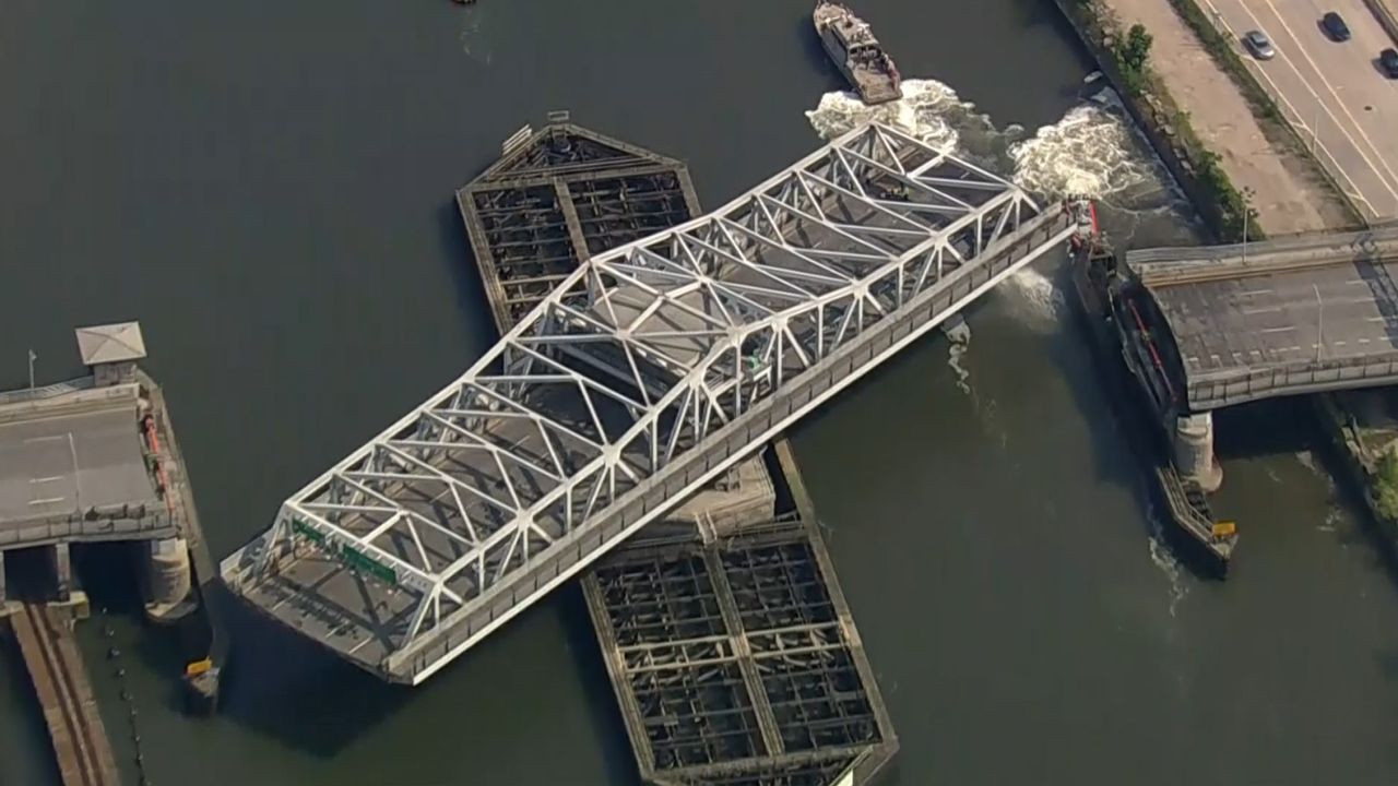 Ola De Calor Detiene El Tráfico: Puente De La Tercera Avenida Queda ...