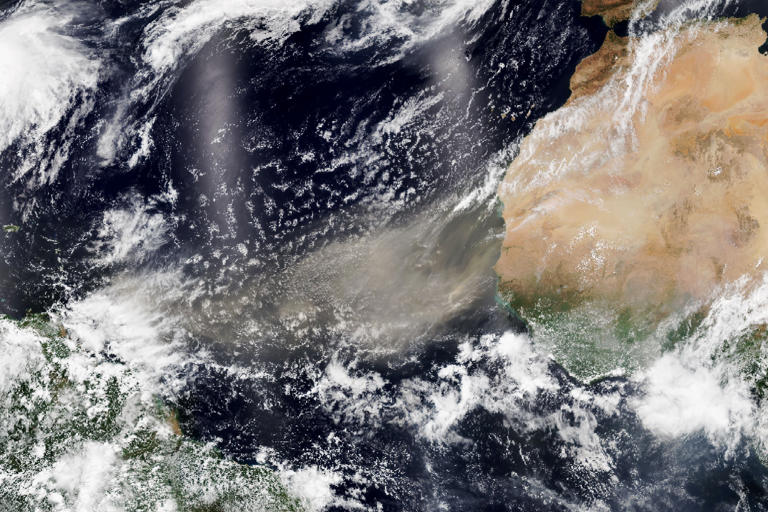 Imagen satelital capturada el 5 de junio de 2022 que muestra la nube de polvo del Desierto del Sahara.