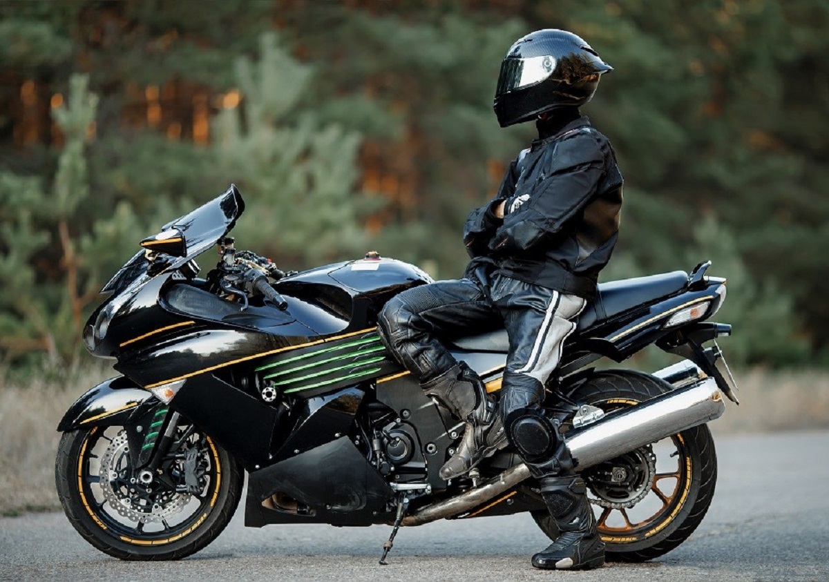 <p><strong>Riding a motorcycle is thrilling, but it’s essential to have the right gear to stay safe and comfortable. What should you be wearing to protect yourself on the road?</strong></p>