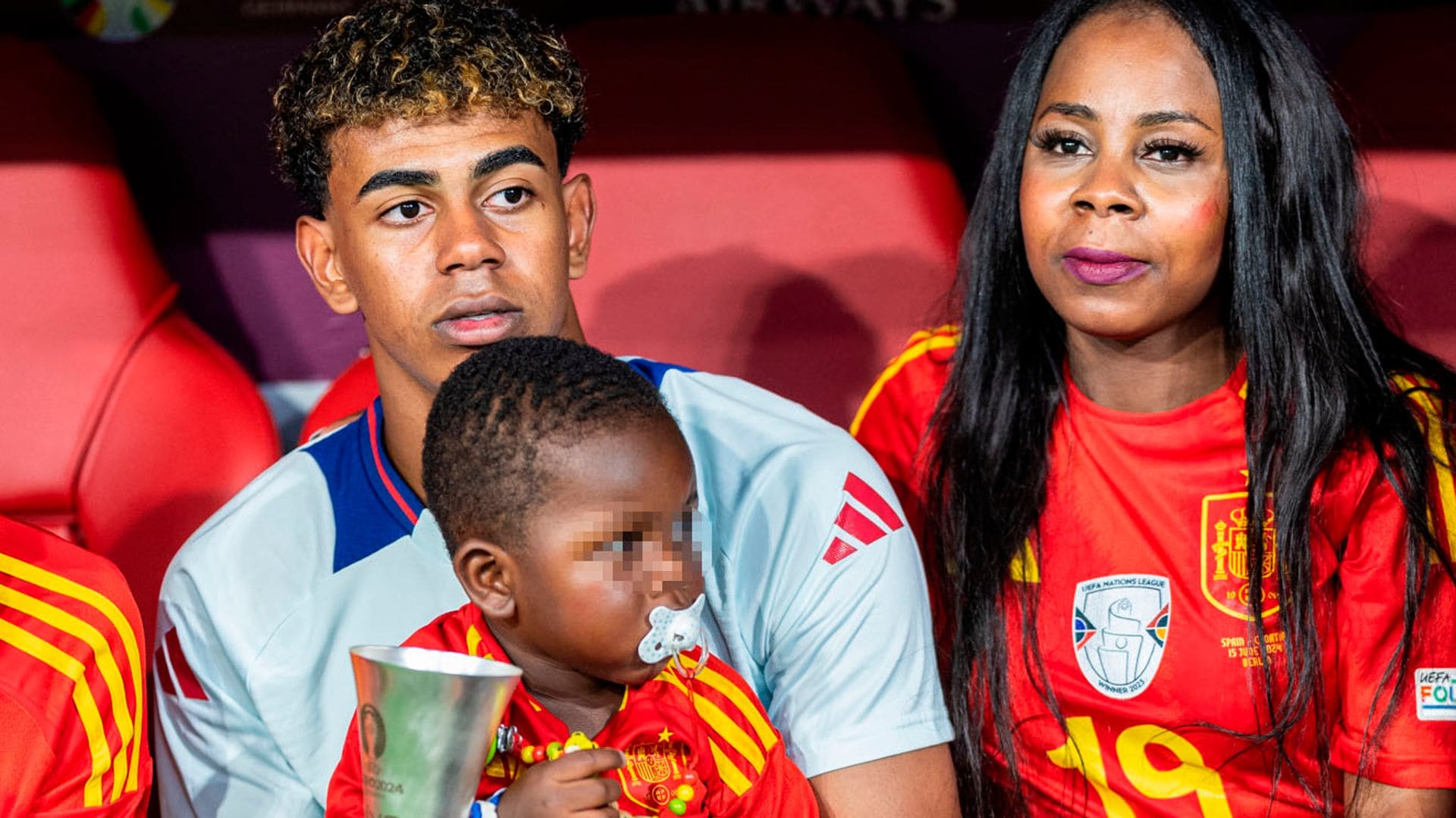 La emoción de la madre de Lamine Yamal al vivir el triunfo del futbolista  desde la grada junto a su bebé de 2 años